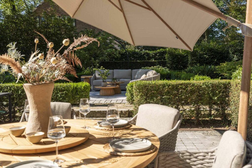 4 Seasons Outdoor Eros dining set met Prado tafel Ø 160 blad en Siesta premium parasol