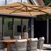 4 Seasons Outdoor Finca parasol 300 x 400 cm wedge frame en Beach doek met Granieten voet 90 kg met 4 wielen