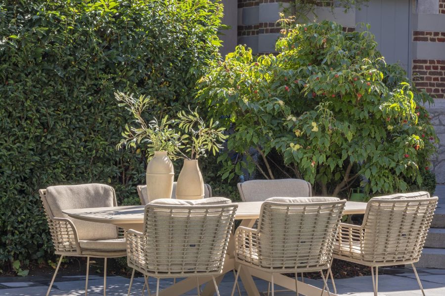 4 Seasons Outdoor Fabrice dining set latte met Prado tafel met keramisch blad in barrelvorm 240 x 105 cm