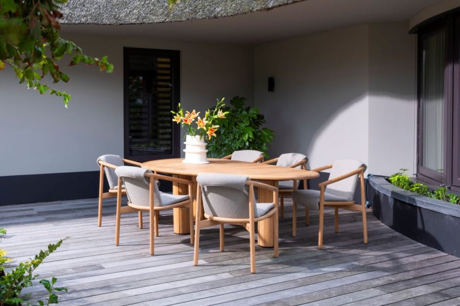 4 Seasons Outdoor Tess dining set teak met Corsica tafel met kiezelvormig blad 240 x 130 cm